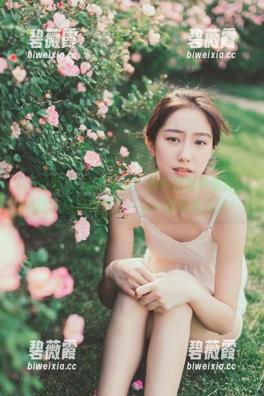 吃瓜网发布：朝阳的时髦猫咪，真比我搭配得好，一人一猫的夏日风？