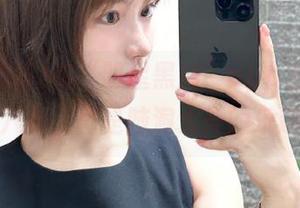 在“明星黑料”app上翻到了老八卦，真是脑洞大开的乐趣！
